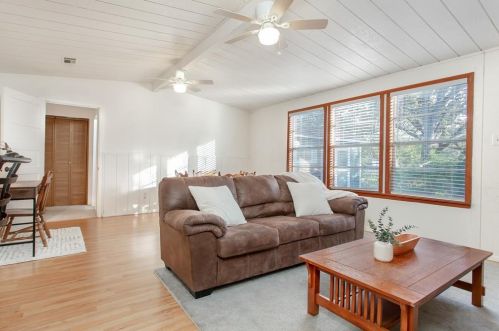 214 8 St, Irving TX 75060-5210 exterior