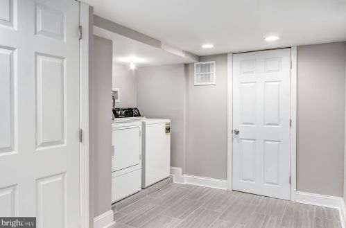 2407 Carpenter St, Philadelphia PA 19146-2342 exterior