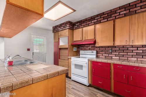 2902 Desert Cv Ave, Phoenix AZ 85028-3430 exterior