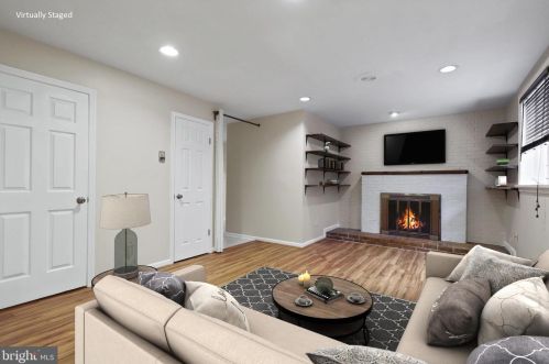 8284 Clifton Farm Ct, Alexandria VA  22306-3265 exterior