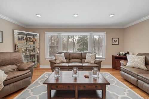 40 Cox Ave, Armonk NY 10504-2016 exterior