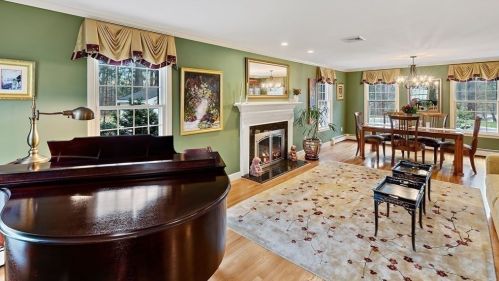 181 Johnny Cake St, North Andover MA 01845-5613 exterior