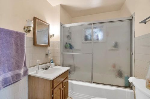 24 Mainsgate St, Pittsburgh PA 15205-2247 exterior