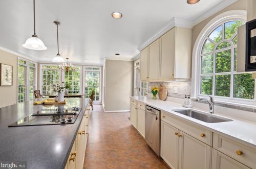 10017 Carmelita Dr, Rockville MD 20854-4247 exterior