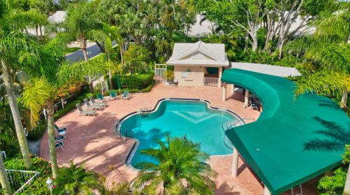 6130 Greenspointe Dr, Boynton Beach FL 33437-4914 exterior