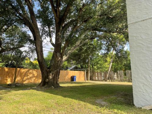 1109 Colonial Rd, Fort Pierce FL 34950-5068 exterior