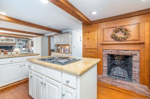 136 Mtn Spg Rd, Farmington CT 06032-1612 exterior