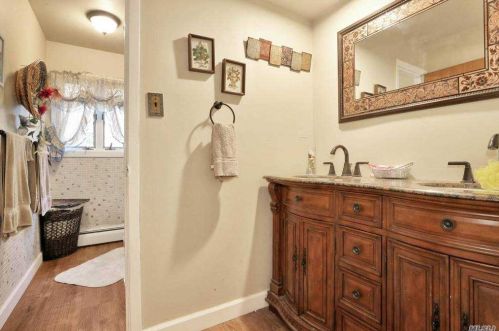 42 Cross Bow Ln, Commack NY 11725-1204 exterior