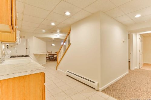 19 Green Field Ln, North Haven CT 06473-4039 exterior