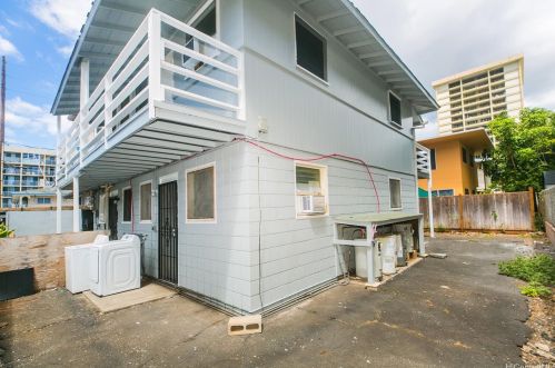731 Paani St, Honolulu HI 96826-4223 exterior