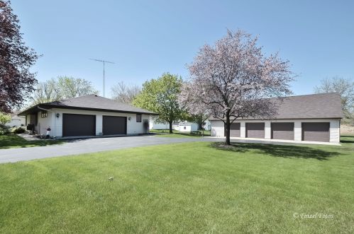810 Bunker St, Bull Valley IL 60098-3941 exterior