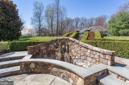 884 Alvermar Rdg Dr, Mc Lean VA 22102-1435 exterior