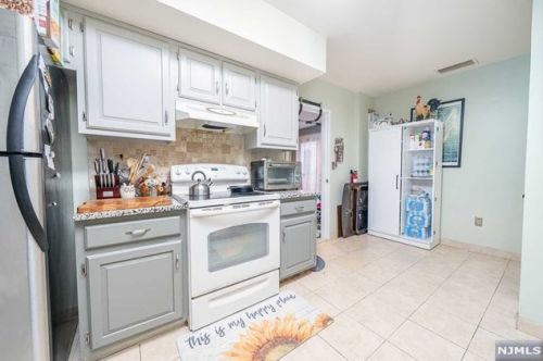 9 Lawrence Ct, Teaneck NJ 07666-6489 exterior