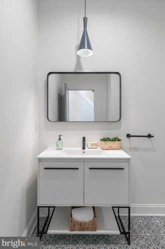 1009 Greenwich St, Philadelphia PA 19147-6409 exterior