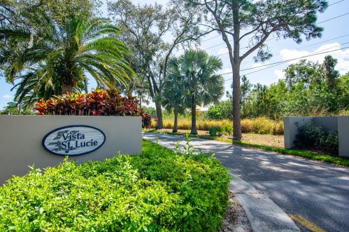 27 Lake Vista Trl, Fort Pierce FL  34952-6365 exterior