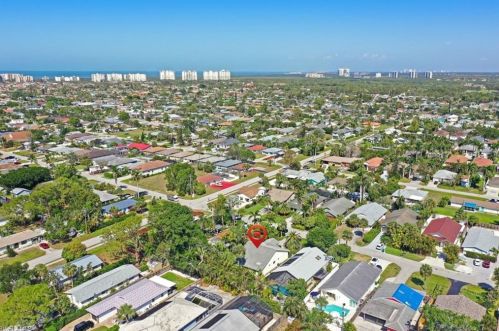 812 102 Ave, Naples FL 34108-3216 exterior