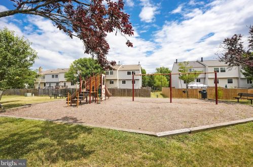 6039 Hydrangea Dr, Alexandria VA 22310-4415 exterior