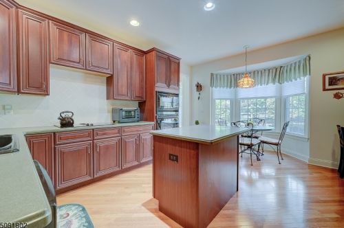 122 Mackenzie Ln, Parsippany NJ 07834-3723 exterior