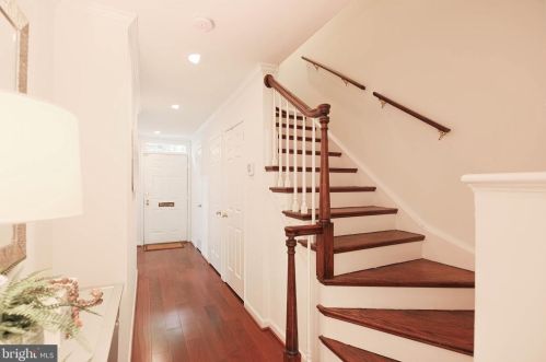 1052 Royal St, Alexandria, VA 22314-1530