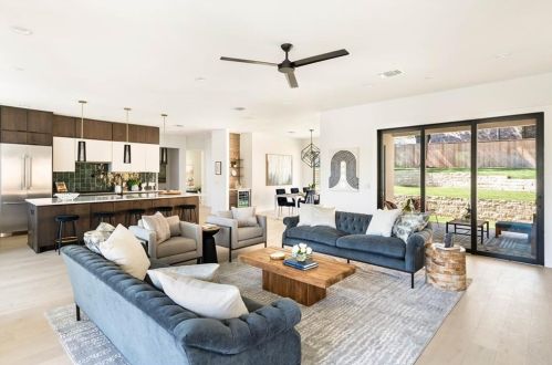 8512 Appalachian Dr, Austin TX 78759-7930 exterior