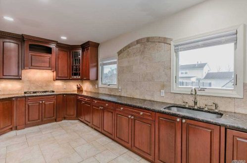 1541 1 St, Babylon NY 11704-5059 exterior