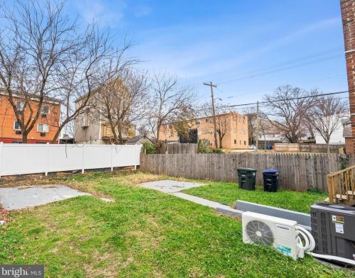 5052 Queens Stroll Pl, Washington DC 20019-6135 exterior