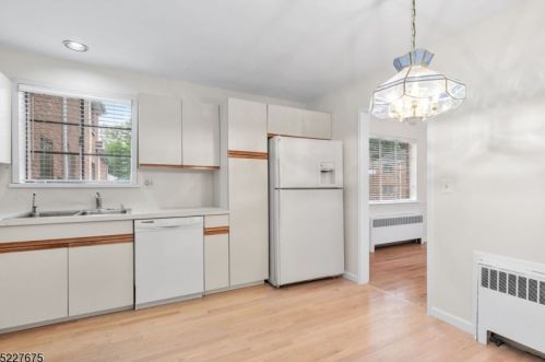 29 Troy Dr, Springfield NJ 07081-2060 exterior