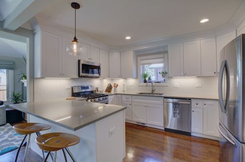 7150 Moody Ave, Chicago, IL 60646-1229