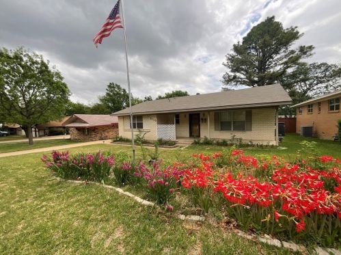 2110 Normandy Dr, Irving, TX 75060-5618