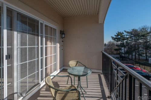 306 Regency Pl, Woodbridge NJ 07095-1036 exterior