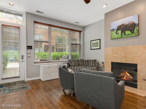 923 Howe St, Chicago IL  60610-7685 exterior