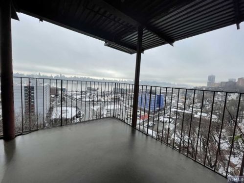 114 Pne St, Cliffside Park NJ 07010-1018 exterior