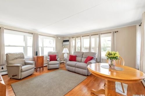 93 Fenimore St, Valley Stream NY 11580-3408 exterior