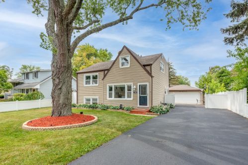 750 Eastland St, Elmhurst, IL 60126-1706