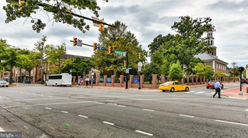 720 Bracey Ln, Alexandria VA  22314-6245 exterior