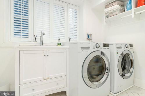 2109 Locust St, Philadelphia PA 19103-4802 exterior