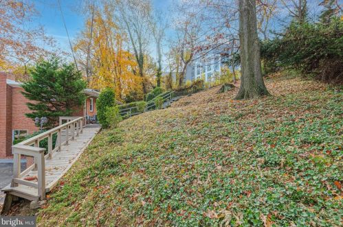 5837 Biscayne Dr, Alexandria VA  22303-1925 exterior