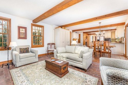 136 Mtn Spg Rd, Farmington CT 06032-1612 exterior