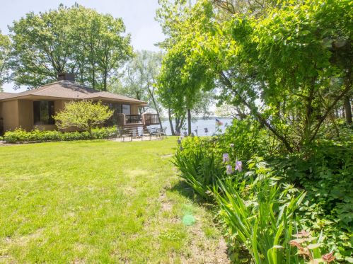 300 Cir Dr, Meskegon MI 49445-2712 exterior