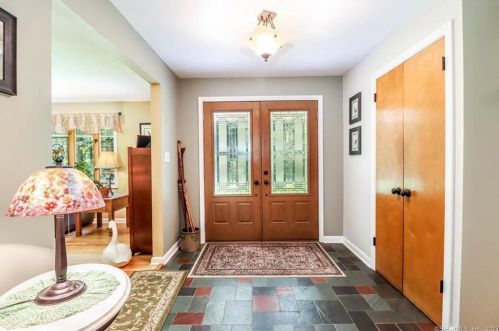 1 Cullens Hl Rd, Derby CT exterior