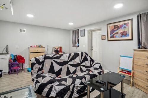 20 Grv Ter, Irvington NJ 07111-2722 exterior