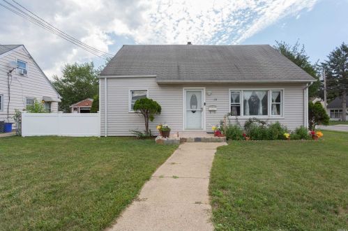 28 Carl St, Valley Stream, NY 11580-4012