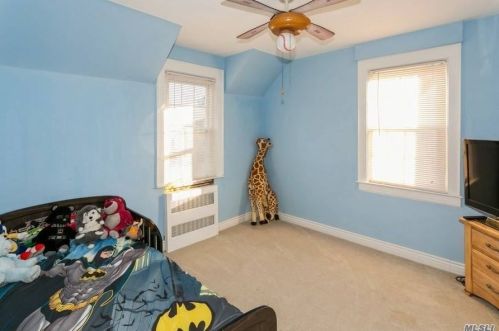 131 Gordon Rd, Valley Stream NY 11581-2108 exterior