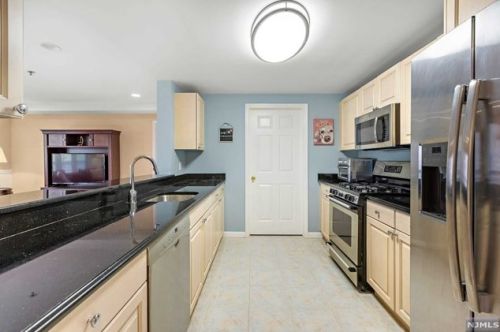 505 Smith Ct, Edgewater NJ 07020-1668 exterior