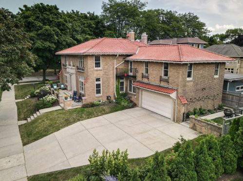 2723 Edgewood Ave, Milwaukee WI  53211-2913 exterior