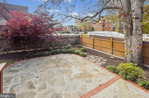 1612 Oakcrest Dr, Alexandria VA 22302-2337 exterior