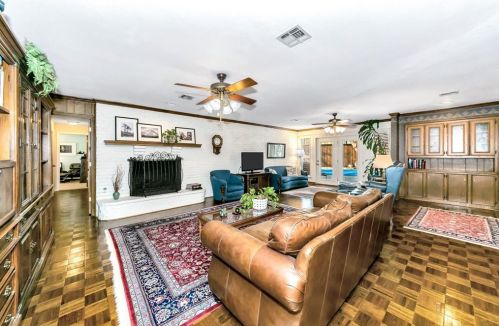 1909 Grn Oaks Dr, Irving TX 75061-2138 exterior