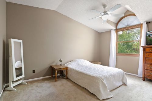 204 Ridgewood Dr, Chaska MN 55318 exterior