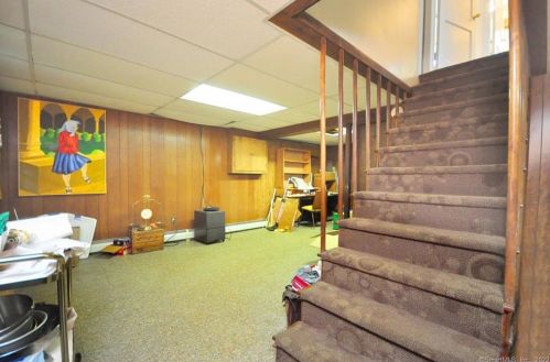 132 Walker St, Manchester CT 06040-4329 exterior