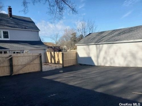 20 Lowndes Ave, Huntington Station NY 11746-1224 exterior